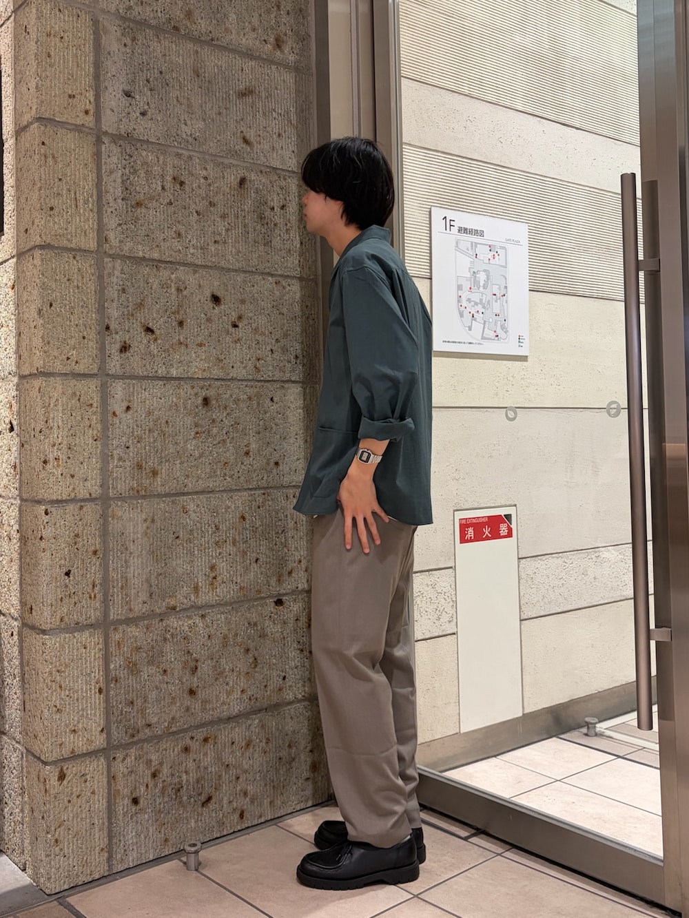 グリーン系のカバーオール、ベージュ系のその他パンツ、ブラック系のドレスシューズを着用したメンズの春コーディネートの3枚目の写真