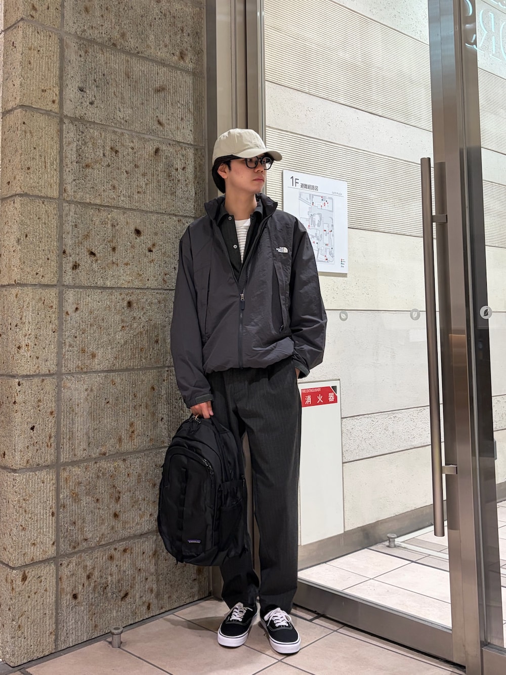 グレー系のブルゾン、グレー系のその他アウター、ホワイト系のTシャツ/カットソーを着用したメンズの春コーディネートの2枚目の写真