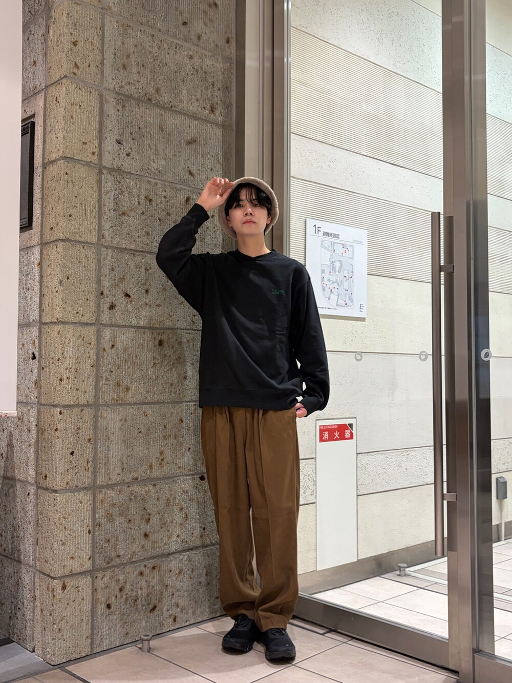 ブラック系のスウェット、ベージュ系のその他パンツ、ブラック系のスニーカーを着用したメンズの冬コーディネートの4枚目の写真