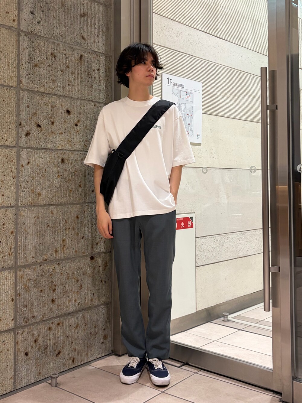ブルー系のその他パンツ、ホワイト系のTシャツ/カットソー、ブラック系のショルダーバッグを着用したメンズの夏コーディネートの4枚目の写真