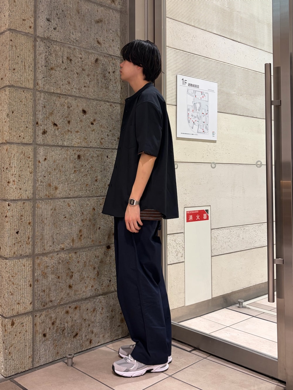 ブルー系のシャツ/ブラウス、ブラウン系のTシャツ/カットソー、ブルー系のその他パンツを着用したメンズの春コーディネートの3枚目の写真