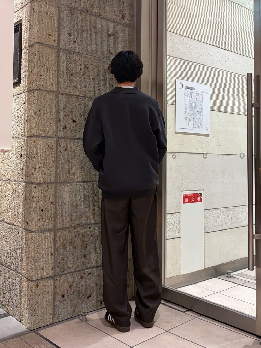 グレー系のカーディガン/ボレロ、グレー系のTシャツ/カットソー、ブラウン系のその他パンツを着用したメンズの春コーディネートの5枚目の写真