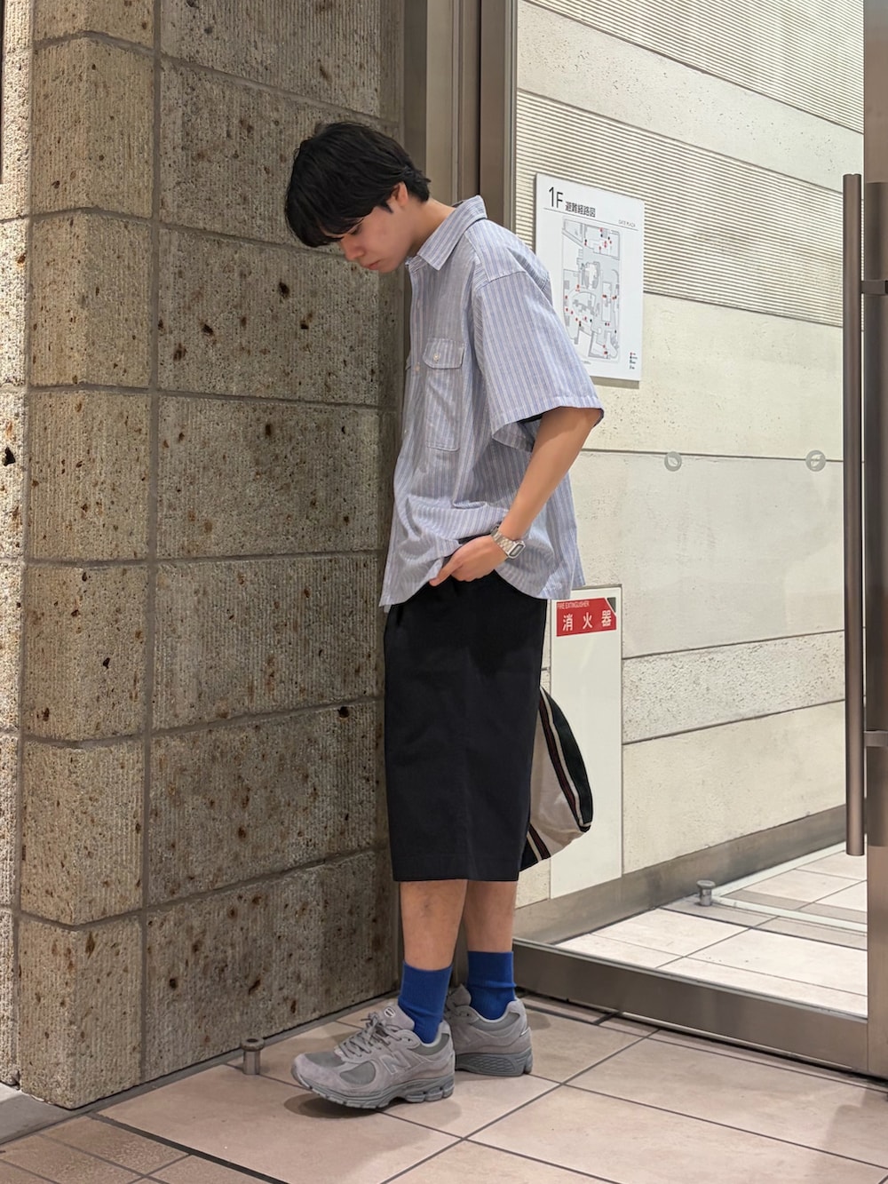 ブルー系のシャツ/ブラウス、ブルー系のTシャツ/カットソー、ブラック系のその他パンツを着用したメンズの夏コーディネートの2枚目の写真