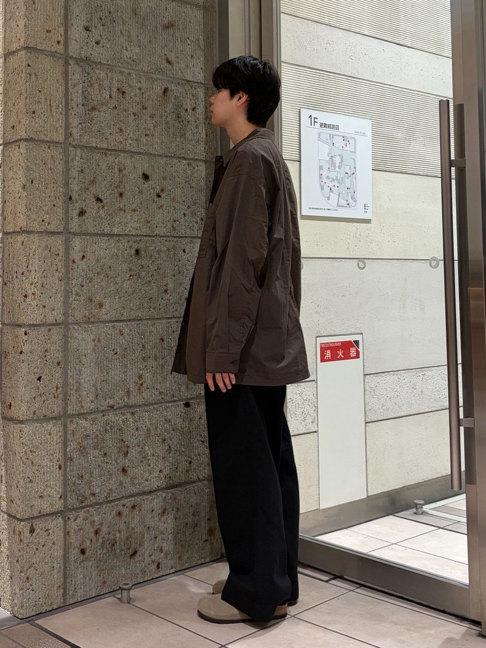 ブラウン系のシャツ/ブラウス、イエロー系のTシャツ/カットソー、ブラック系のその他パンツを着用したメンズの夏コーディネートの3枚目の写真