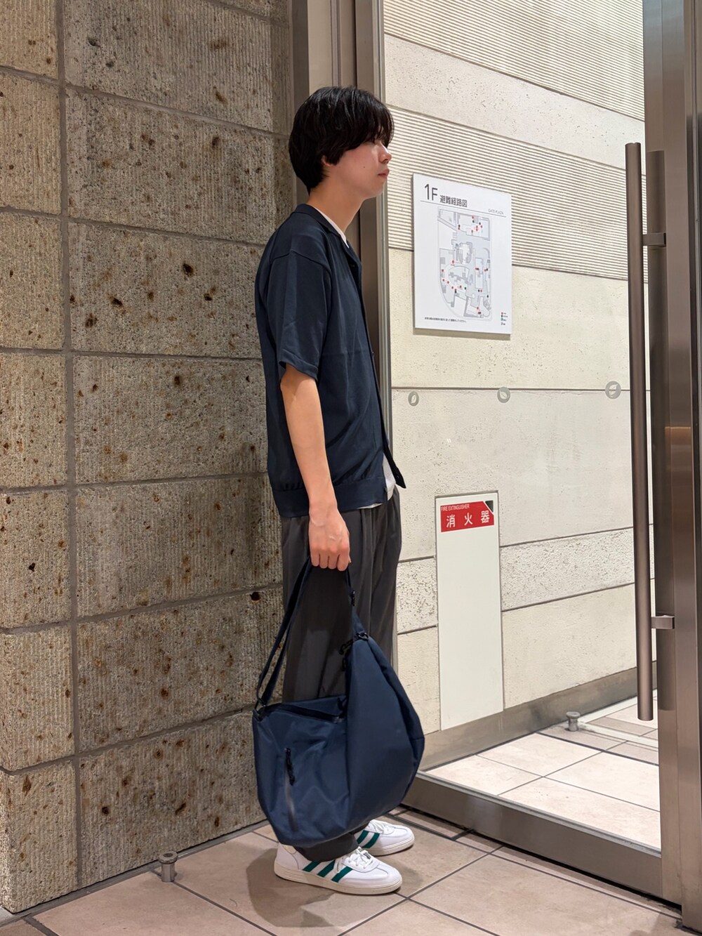 ブルー系のカーディガン/ボレロ、ホワイト系のTシャツ/カットソー、ブルー系のショルダーバッグを着用したメンズの春コーディネートの7枚目の写真