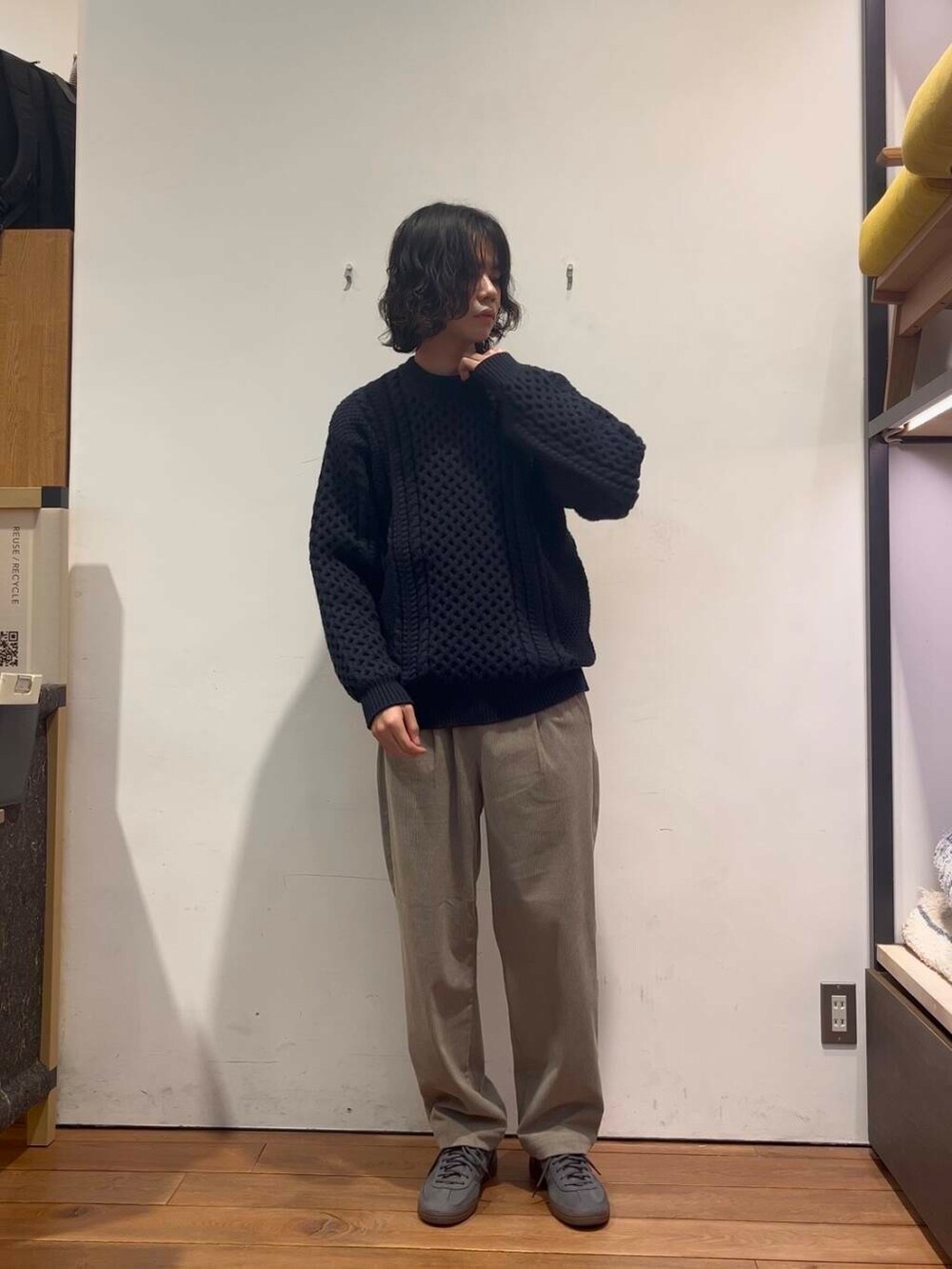 ブルー系のバックパック/リュック、ベージュ系のその他パンツ、ブラック系のテーラードジャケットを着用したメンズの冬コーディネートの6枚目の写真