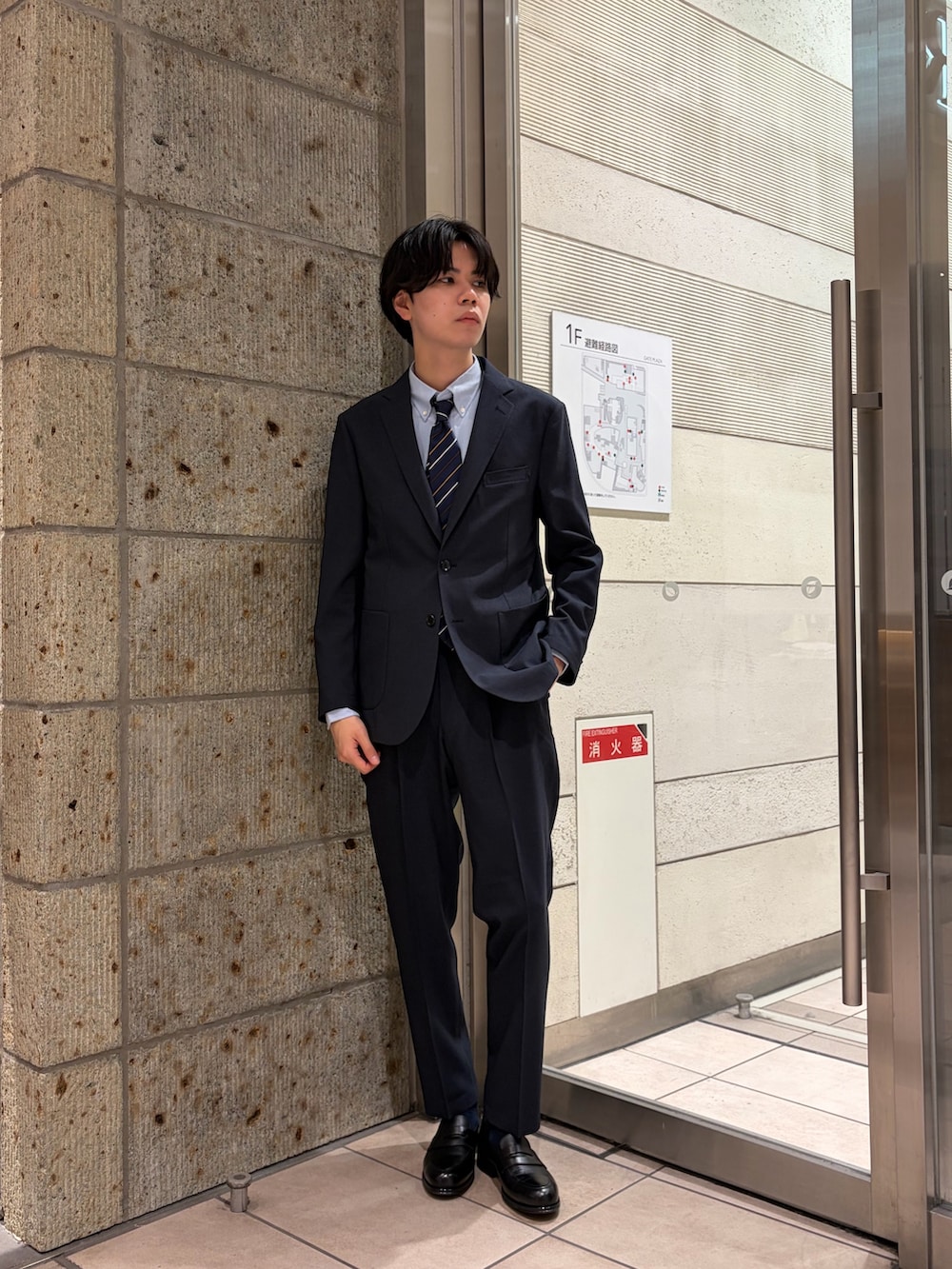 ブルー系のシャツ/ブラウス、ブルー系のネクタイ、ブルー系のスーツパンツを着用したメンズの春コーディネートの2枚目の写真