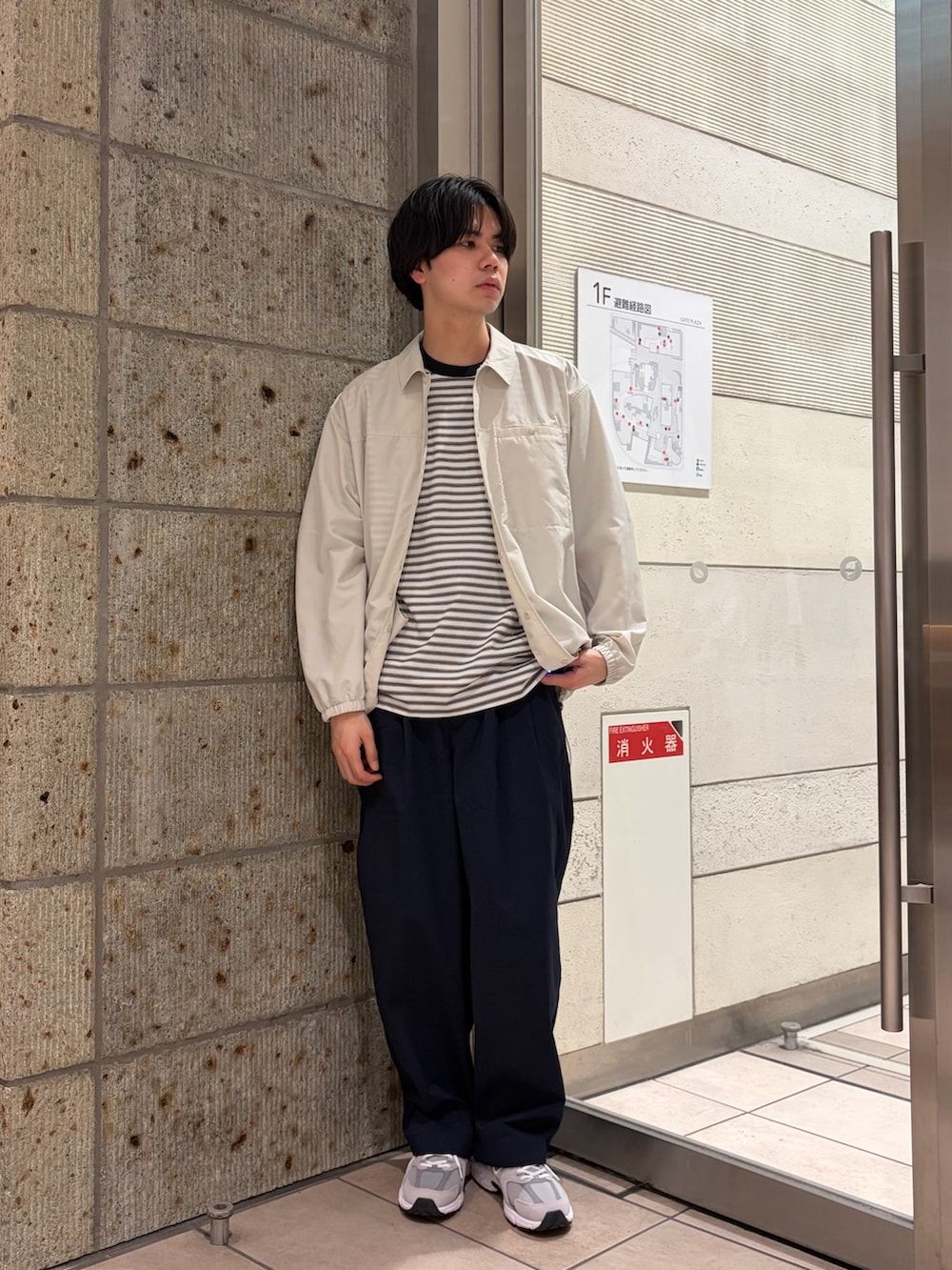 ホワイト系のTシャツ/カットソー、ホワイト系のその他アウター、ブルー系のその他パンツを着用したメンズの春コーディネートの2枚目の写真