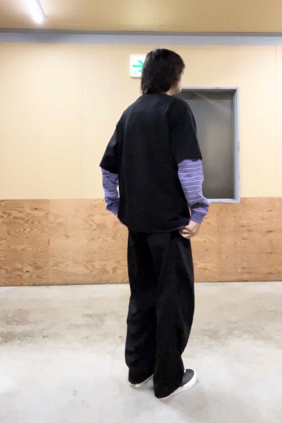 ブラック系のスニーカー、ブラック系のTシャツ/カットソー、ブラック系のその他パンツを着用したメンズの夏コーディネートの4枚目の写真