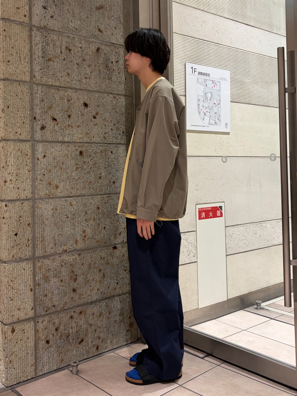 ブルー系のその他パンツ、イエロー系のTシャツ/カットソー、グリーン系のノーカラージャケットを着用したメンズの春コーディネートの3枚目の写真
