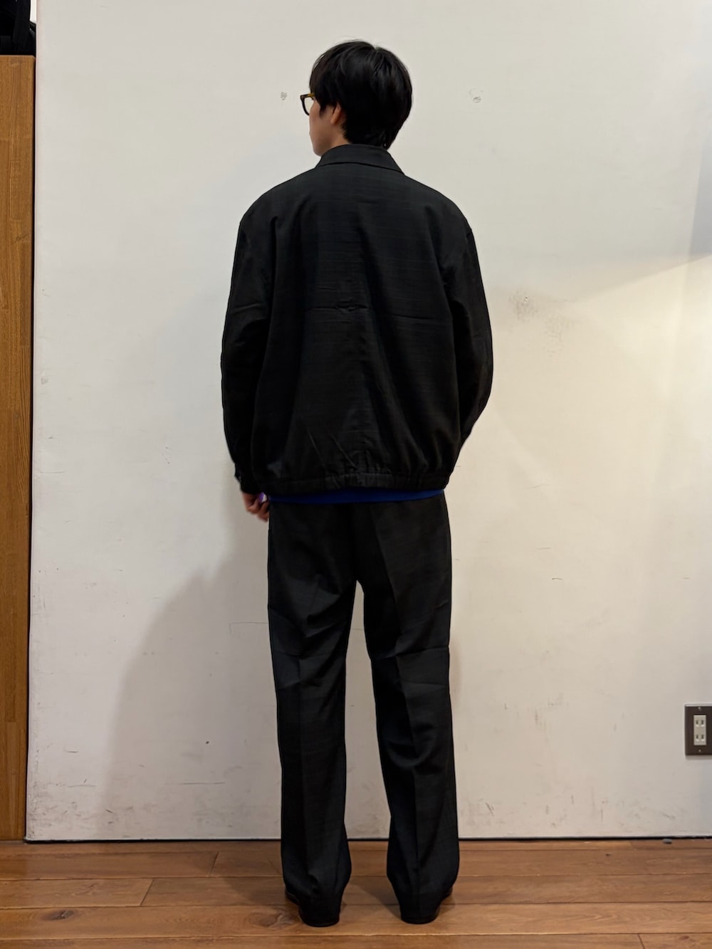 その他のブルゾン、ブルー系のニット/セーター、その他のその他パンツを着用したメンズの秋コーディネートの3枚目の写真