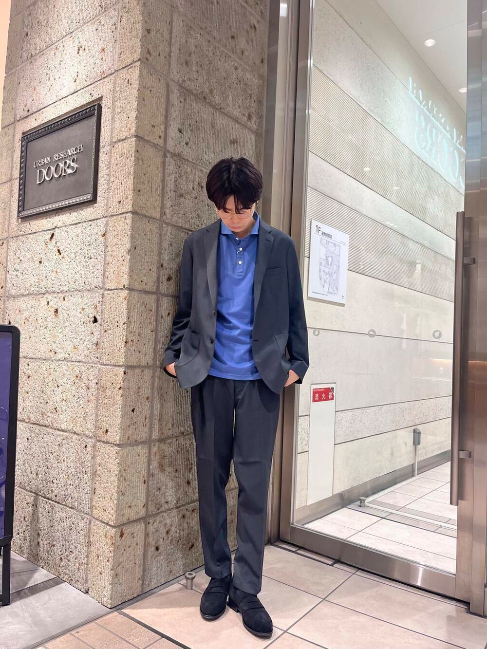 ブルー系のシャツ/ブラウス、グレー系のスーツパンツ、グレー系のその他アウターを着用したメンズの夏コーディネートの2枚目の写真