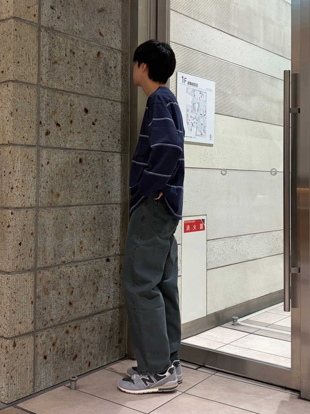 ブルー系のTシャツ/カットソー、ブルー系のデニムパンツ、グレー系のスニーカーを着用したメンズの夏コーディネートの3枚目の写真