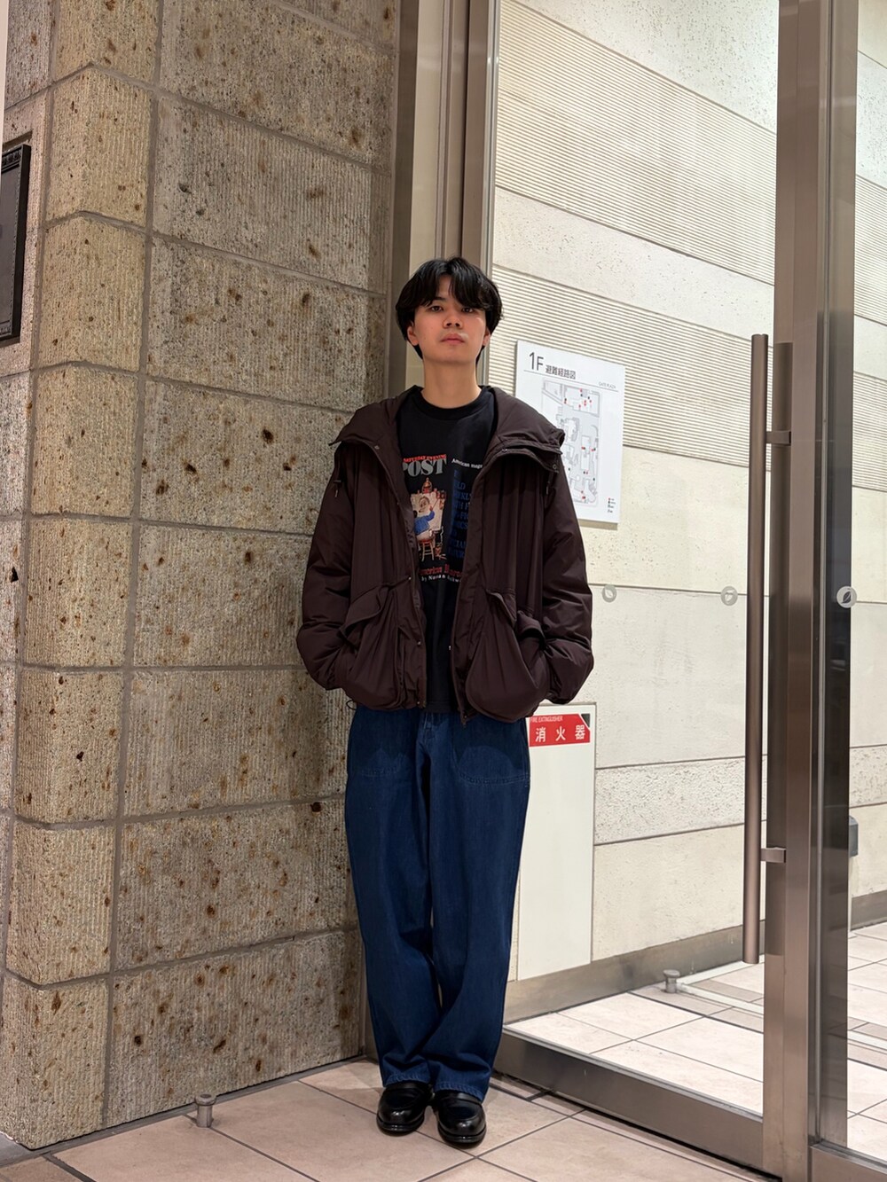 ブラック系のTシャツ/カットソー、ブラウン系のブルゾン、ブルー系のデニムパンツを着用したメンズの冬コーディネートの3枚目の写真