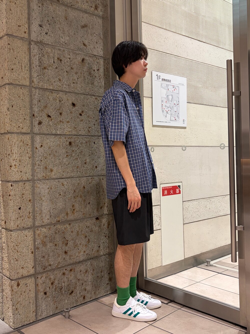ブルー系のシャツ/ブラウス、ブラウン系のニット/セーター、ホワイト系のTシャツ/カットソーを着用したメンズの春コーディネートの5枚目の写真