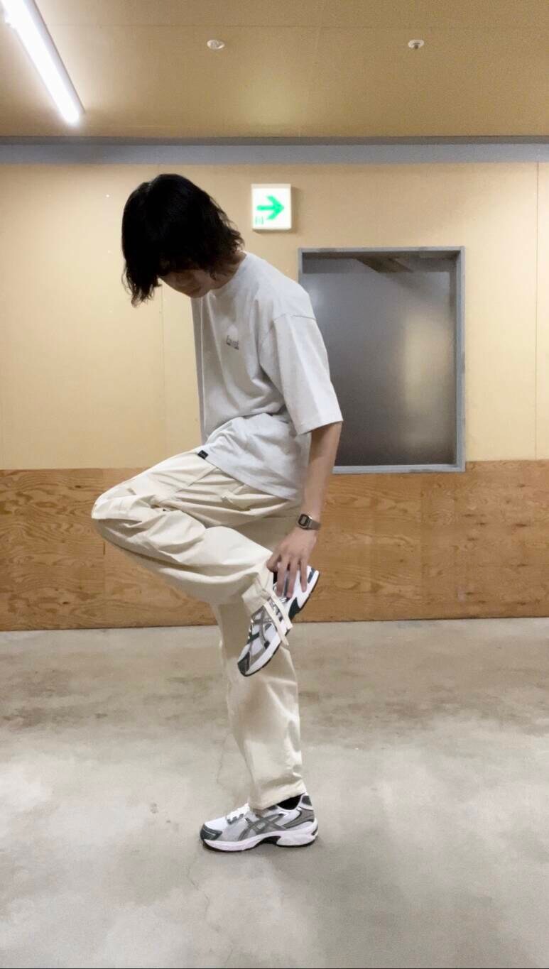 グレー系のTシャツ/カットソー、ホワイト系のスニーカー、ホワイト系のその他パンツを着用したメンズの夏コーディネートの4枚目の写真