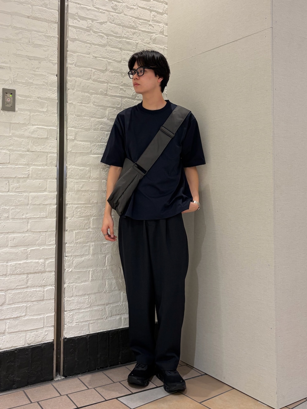 ブルー系のTシャツ/カットソー、グレー系のショルダーバッグ、ブルー系のその他パンツを着用したメンズの春コーディネートの2枚目の写真