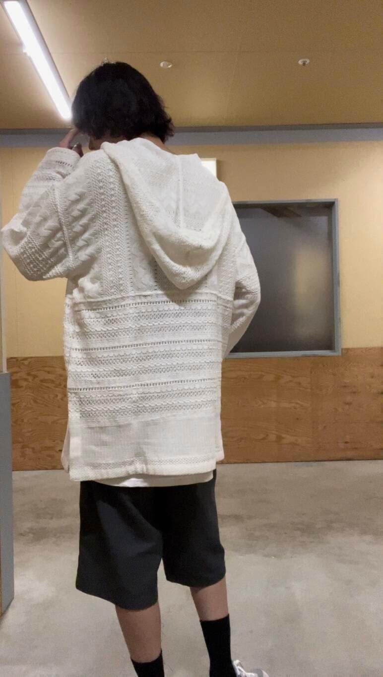 ホワイト系のTシャツ/カットソーを着用したメンズの夏コーディネートの6枚目の写真