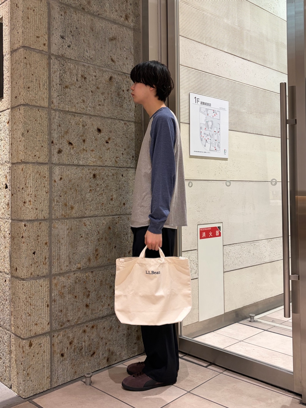 ブルー系のTシャツ/カットソー、ブルー系のその他パンツ、ベージュ系のショルダーバッグを着用したメンズの春コーディネートの3枚目の写真