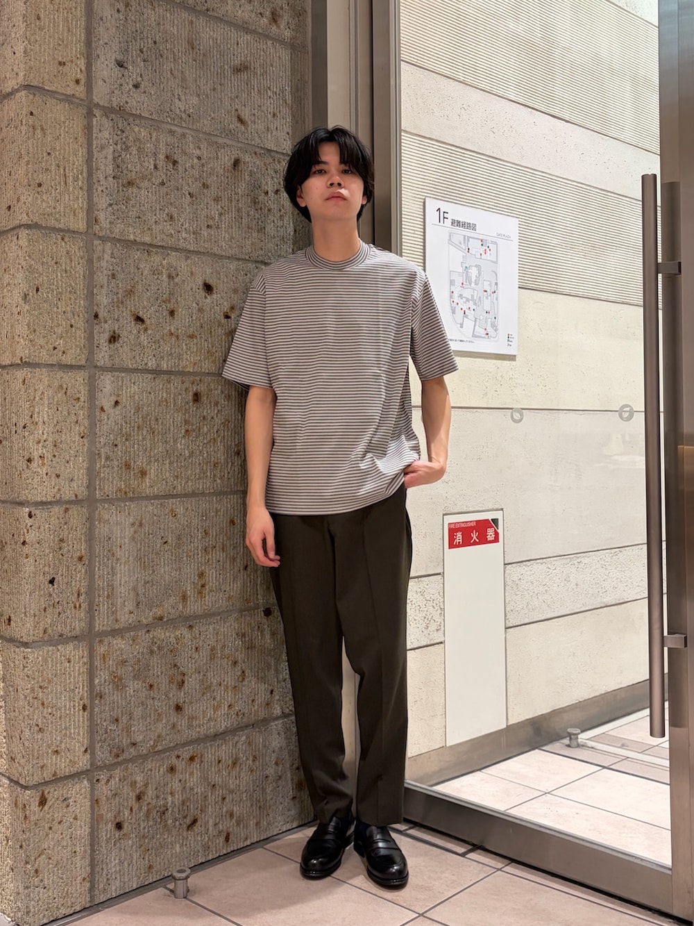 ブラウン系のその他アウター、グレー系のシャツ/ブラウス、ブラウン系のスーツパンツを着用したメンズの春コーディネートの6枚目の写真