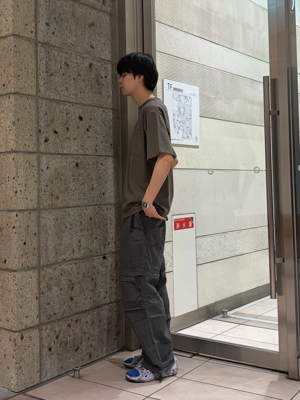 ブラウン系のTシャツ/カットソー、グレー系のその他パンツ、グリーン系のサンダルを着用したメンズの夏コーディネートの2枚目の写真