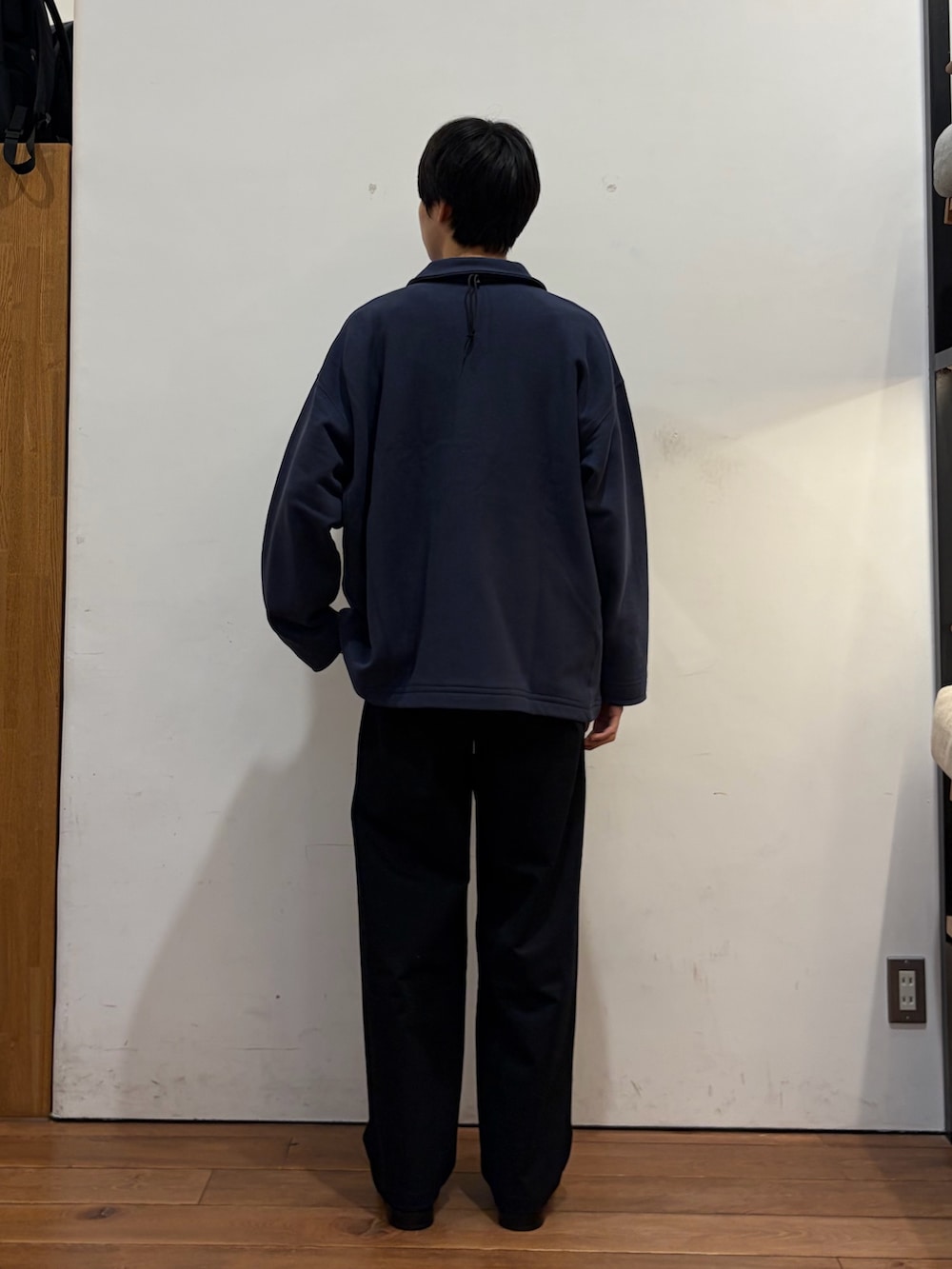 ブルー系のその他アウター、グレー系のスウェット、ブラウン系のショルダーバッグを着用したメンズの秋コーディネートの4枚目の写真