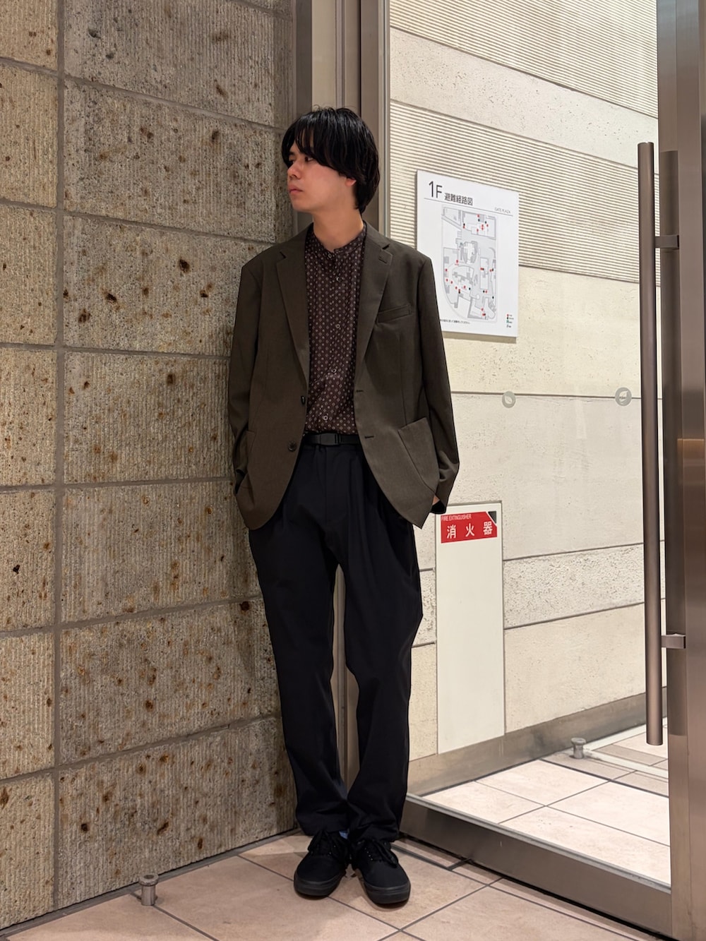 ブラック系のその他パンツ、ブラウン系のその他アウター、ブラウン系のシャツ/ブラウスを着用したメンズの春コーディネートの2枚目の写真