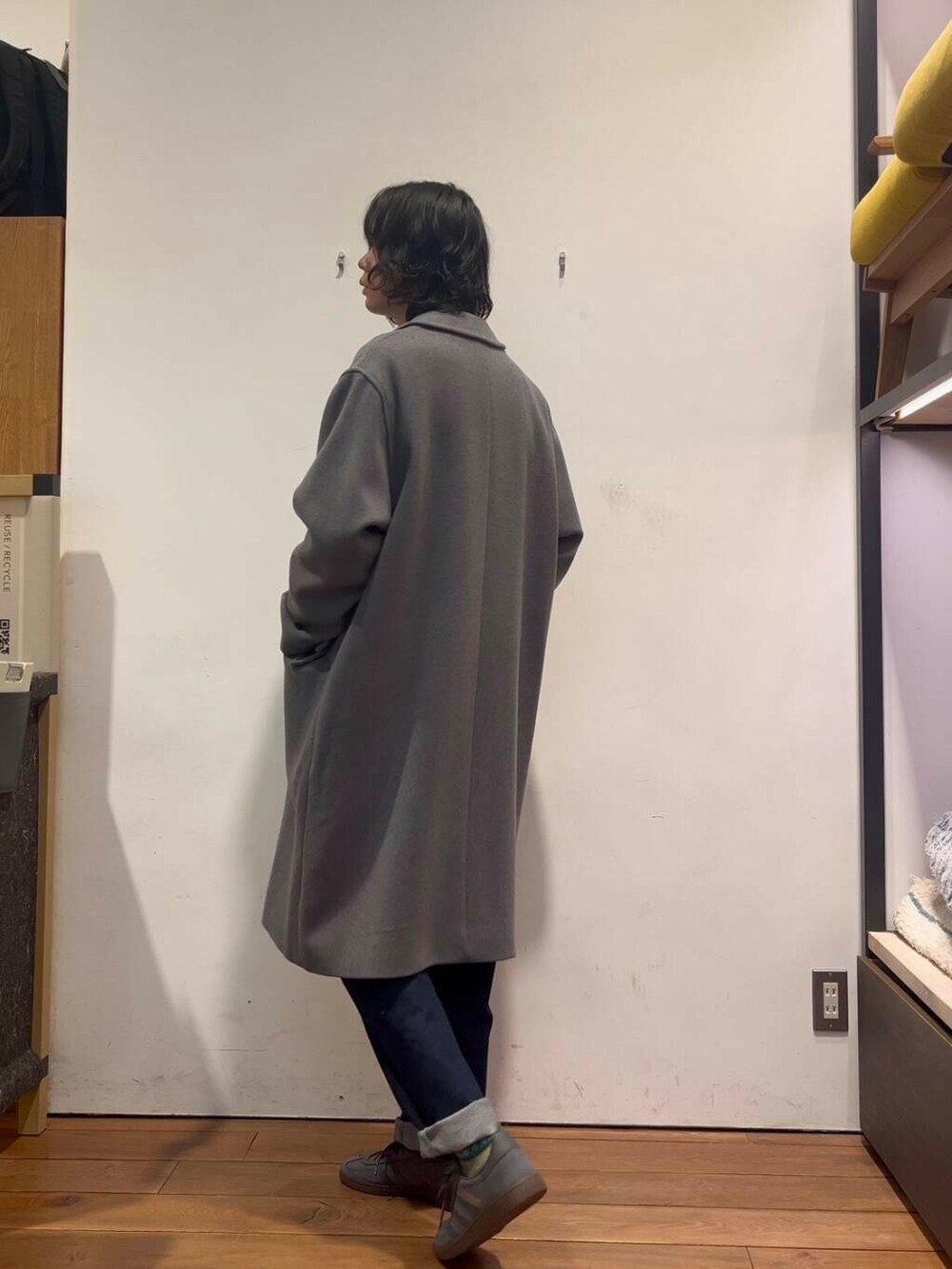 ブルー系のデニムパンツ、グレー系のその他アウター、ブラック系のポロシャツを着用したメンズの冬コーディネートの3枚目の写真