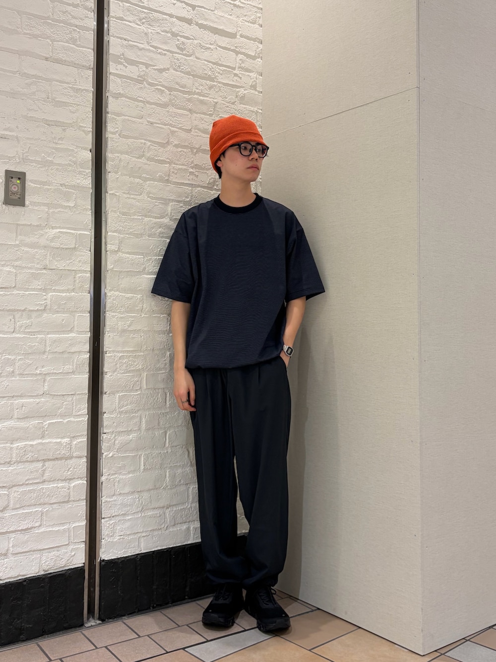 ブルー系のTシャツ/カットソー、ブラック系のスニーカー、グレー系のその他パンツを着用したメンズの春コーディネートの2枚目の写真