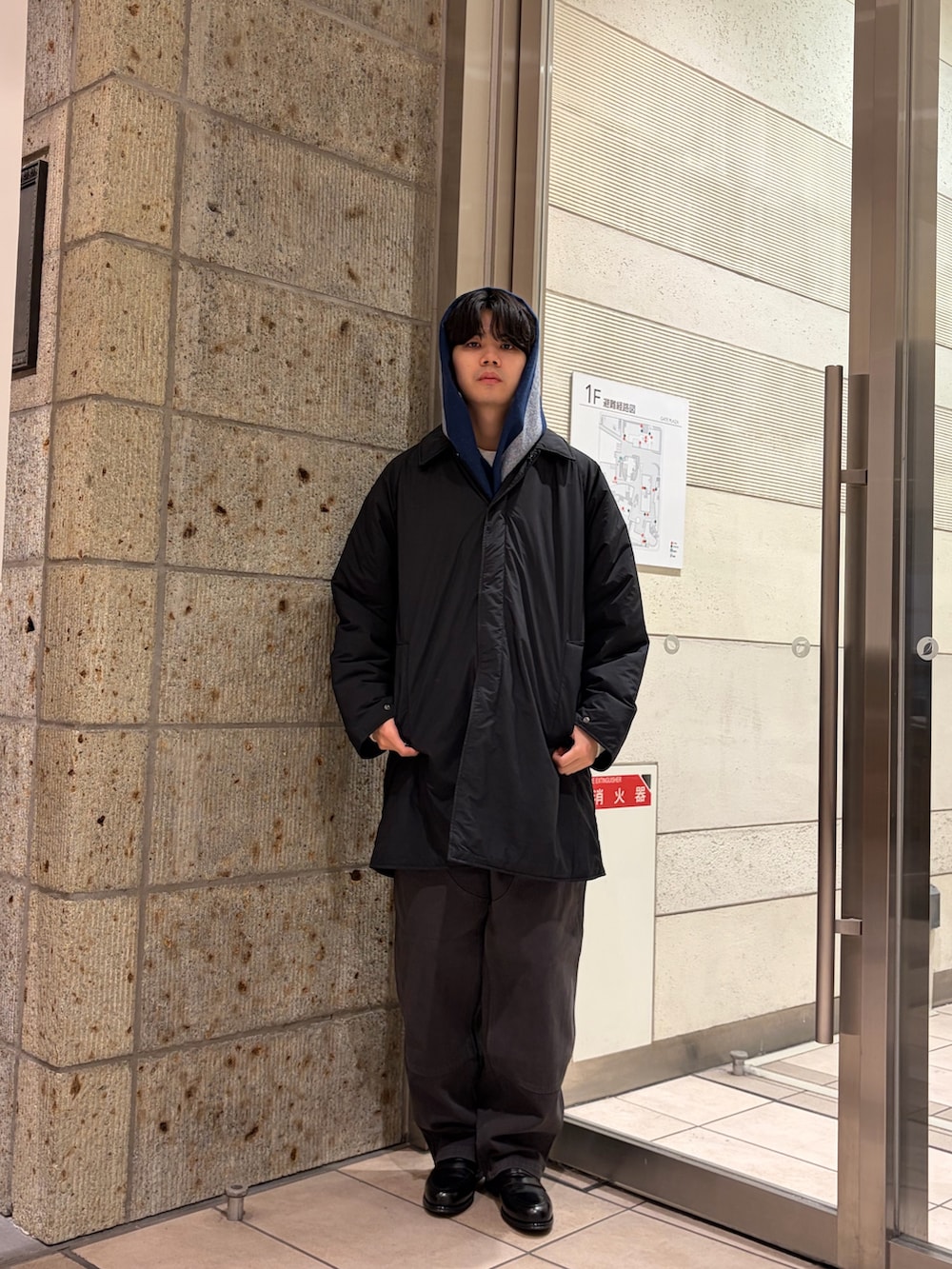 ブラック系のその他アウター、グレー系のその他パンツ、ブラック系のドレスシューズを着用したメンズの冬コーディネートの2枚目の写真