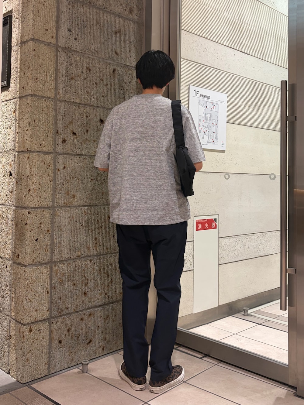 ブラウン系のスニーカー、ブラック系のショルダーバッグ、グレー系のTシャツ/カットソーを着用したメンズの春コーディネートの4枚目の写真