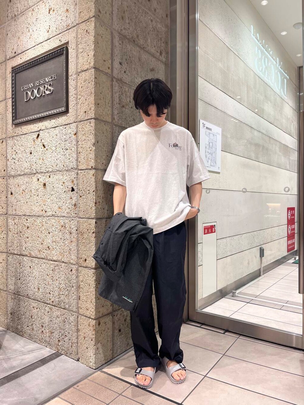 グレー系のサンダル、ブラック系のシャツ/ブラウス、ブラック系のその他パンツを着用したメンズの夏コーディネートの2枚目の写真