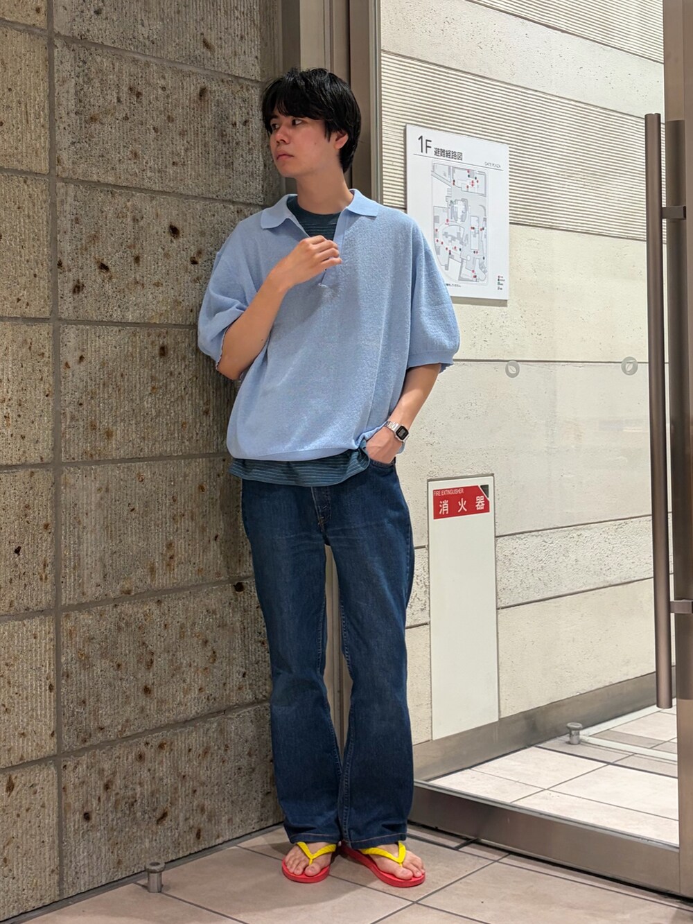 ブルー系のニット/セーター、ブルー系のTシャツ/カットソー、シルバー系のアナログ腕時計を着用したメンズの夏コーディネートの2枚目の写真