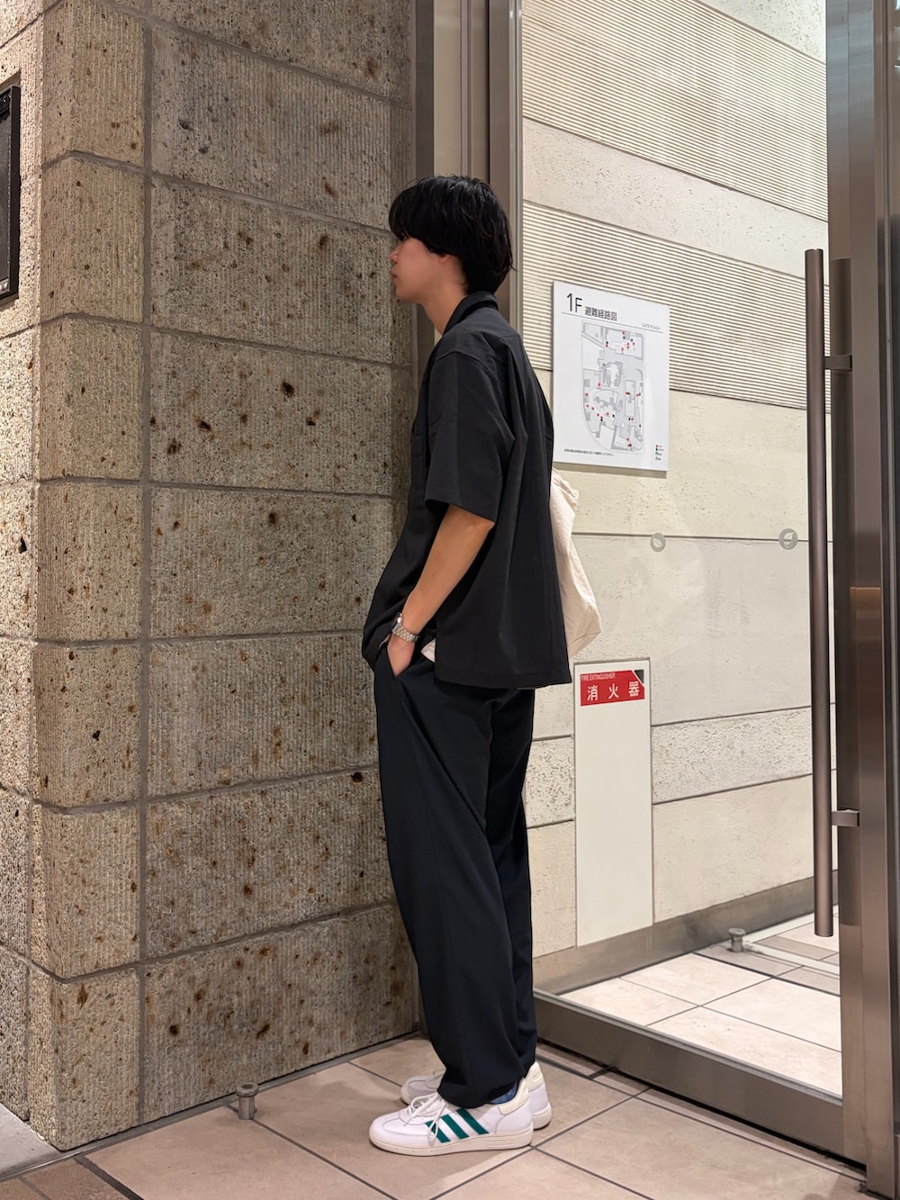 グレー系のTシャツ/カットソー、グレー系のシャツ/ブラウス、グレー系のその他パンツを着用したメンズの春コーディネートの5枚目の写真