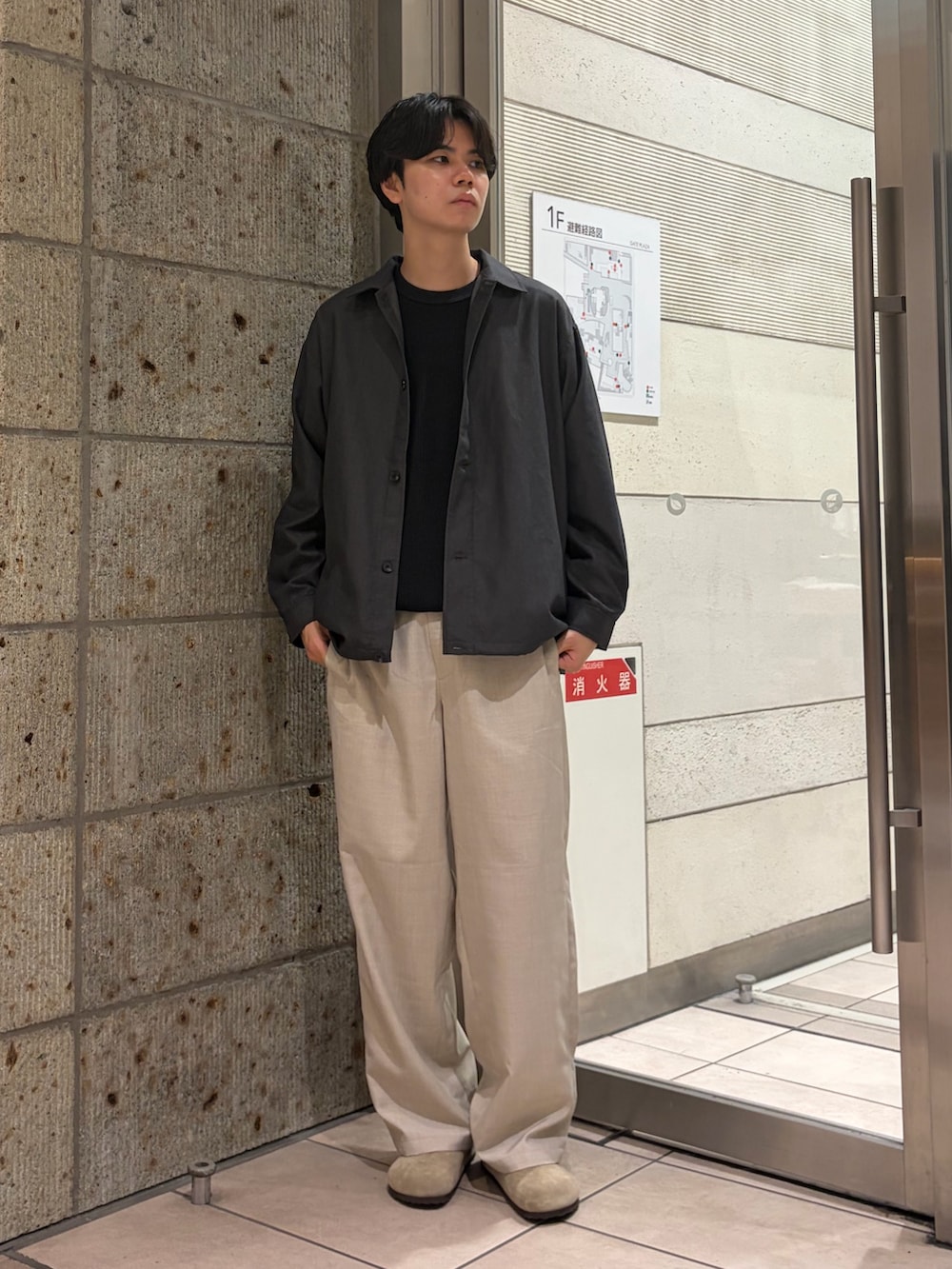 ブラック系のTシャツ/カットソー、ベージュ系のその他パンツ、グレー系のその他アウターを着用したメンズの夏コーディネートの4枚目の写真