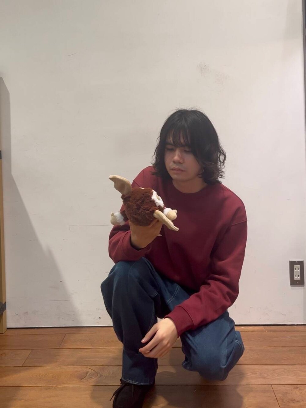 レッド系のスウェット、その他のおもちゃを着用したメンズの冬コーディネートの5枚目の写真