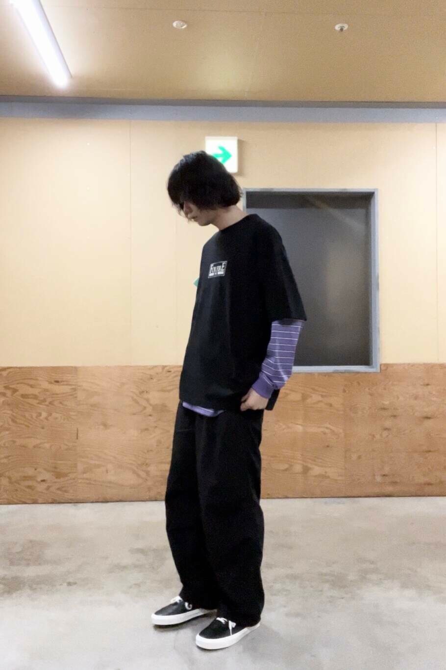 ブラック系のスニーカー、ブラック系のTシャツ/カットソー、ブラック系のその他パンツを着用したメンズの夏コーディネートの2枚目の写真