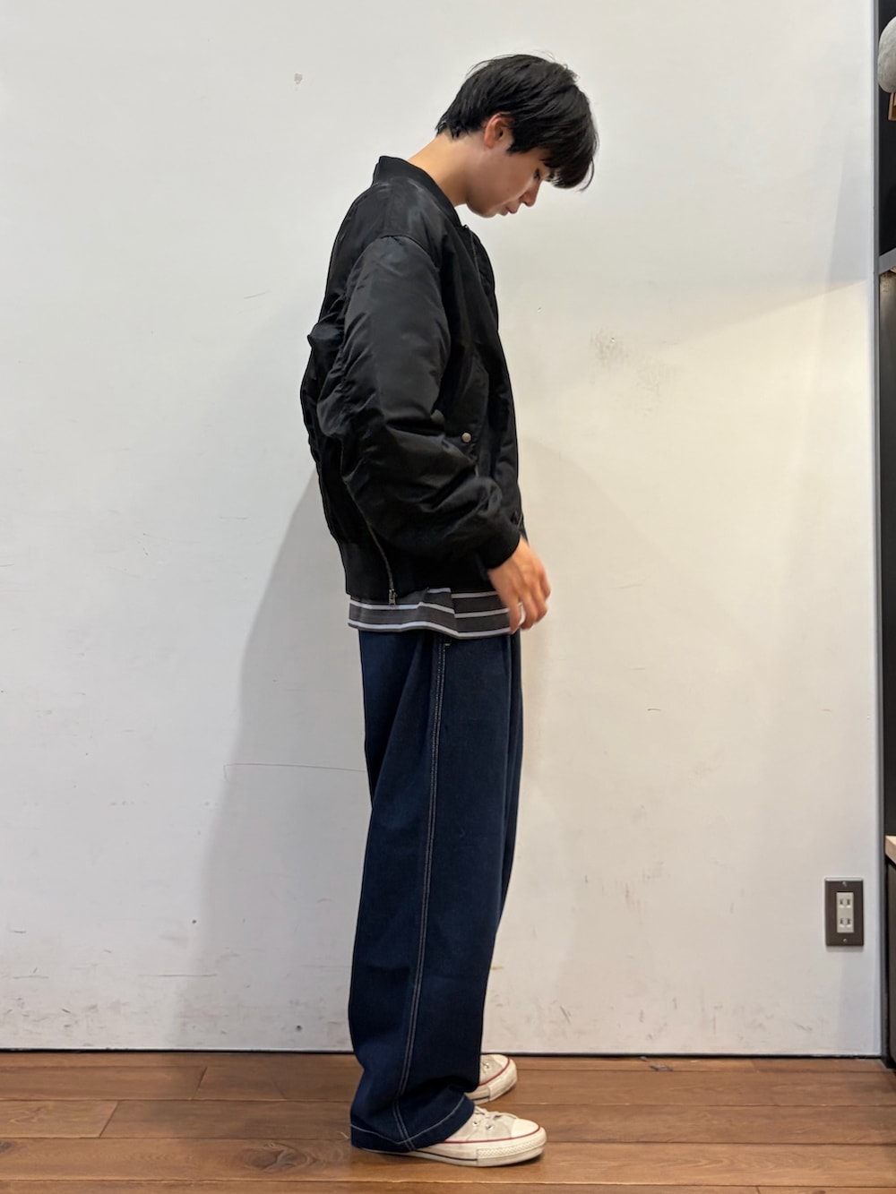 ブラック系のMA-1、グレー系のTシャツ/カットソー、ブルー系のその他パンツを着用したメンズの秋コーディネートの2枚目の写真