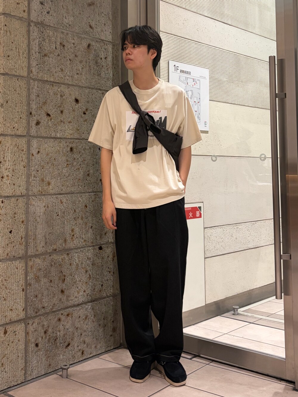 ホワイト系のTシャツ/カットソー、ブルー系のシャツ/ブラウス、ブラック系のその他パンツを着用したメンズの秋コーディネートの2枚目の写真