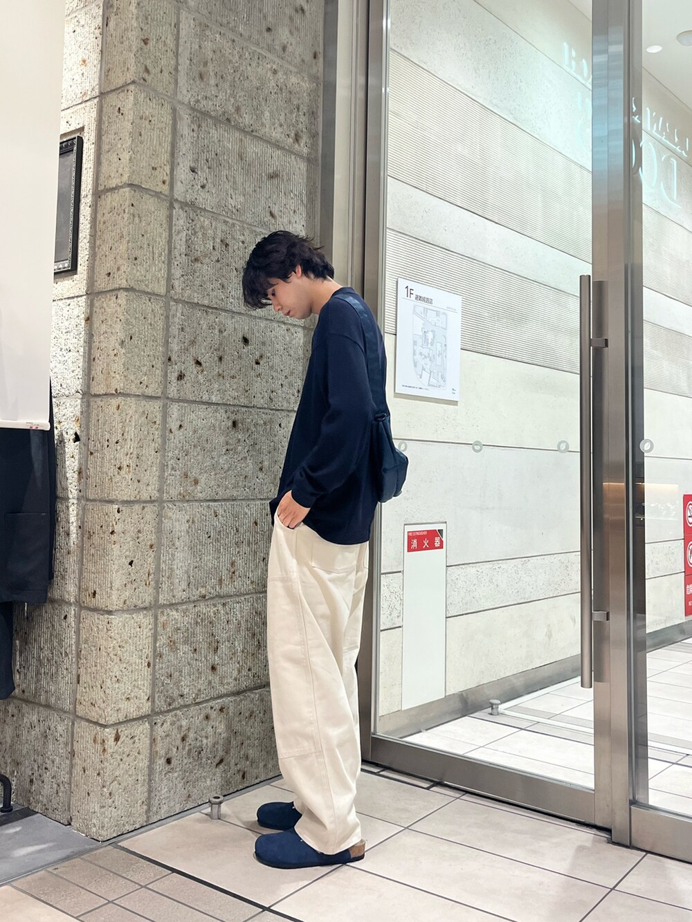 ブルー系のショルダーバッグ、グレー系のTシャツ/カットソー、ホワイト系のその他パンツを着用したメンズの秋コーディネートの3枚目の写真