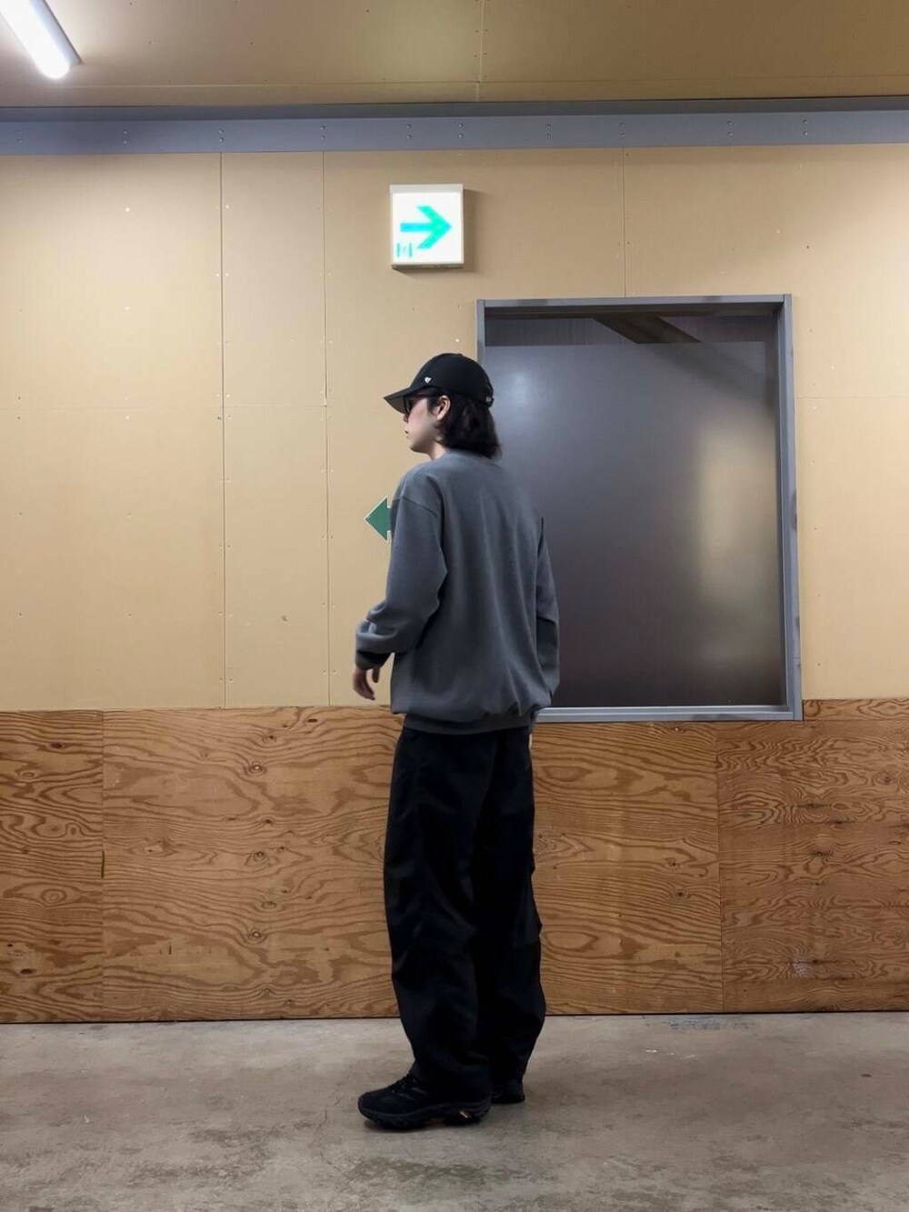 グレー系のスウェット、ブラック系のその他パンツ、ブラック系のスニーカーを着用したメンズの秋コーディネートの3枚目の写真