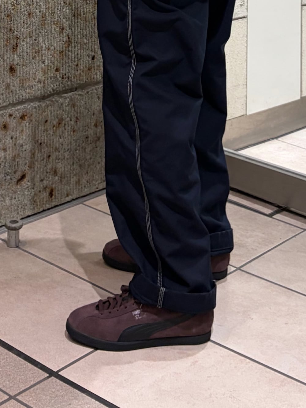 ブルー系のその他パンツ、ブラウン系のスニーカー、ブルー系のTシャツ/カットソーを着用したメンズの冬コーディネートの3枚目の写真