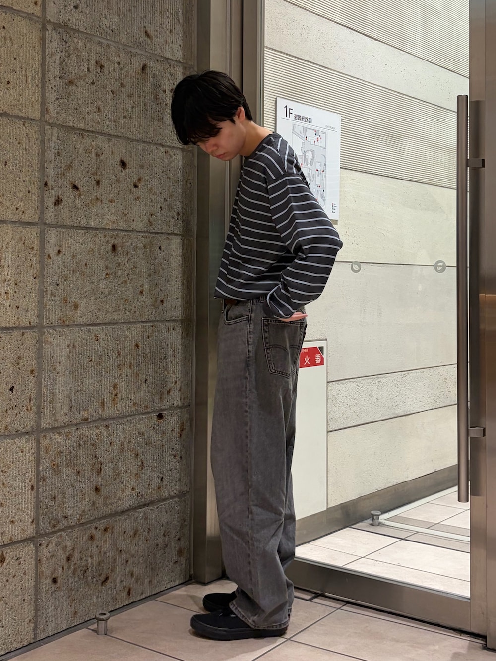 グレー系のTシャツ/カットソー、ブラック系のデニムパンツを着用したメンズの夏コーディネートの4枚目の写真