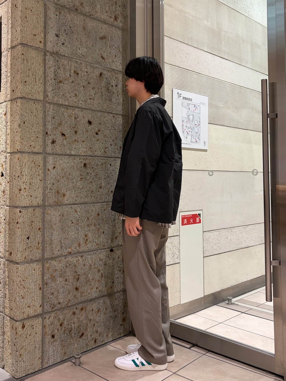 ベージュ系のシャツ/ブラウス、ベージュ系のその他パンツ、ブラック系のその他アウターを着用したメンズの春コーディネートの4枚目の写真