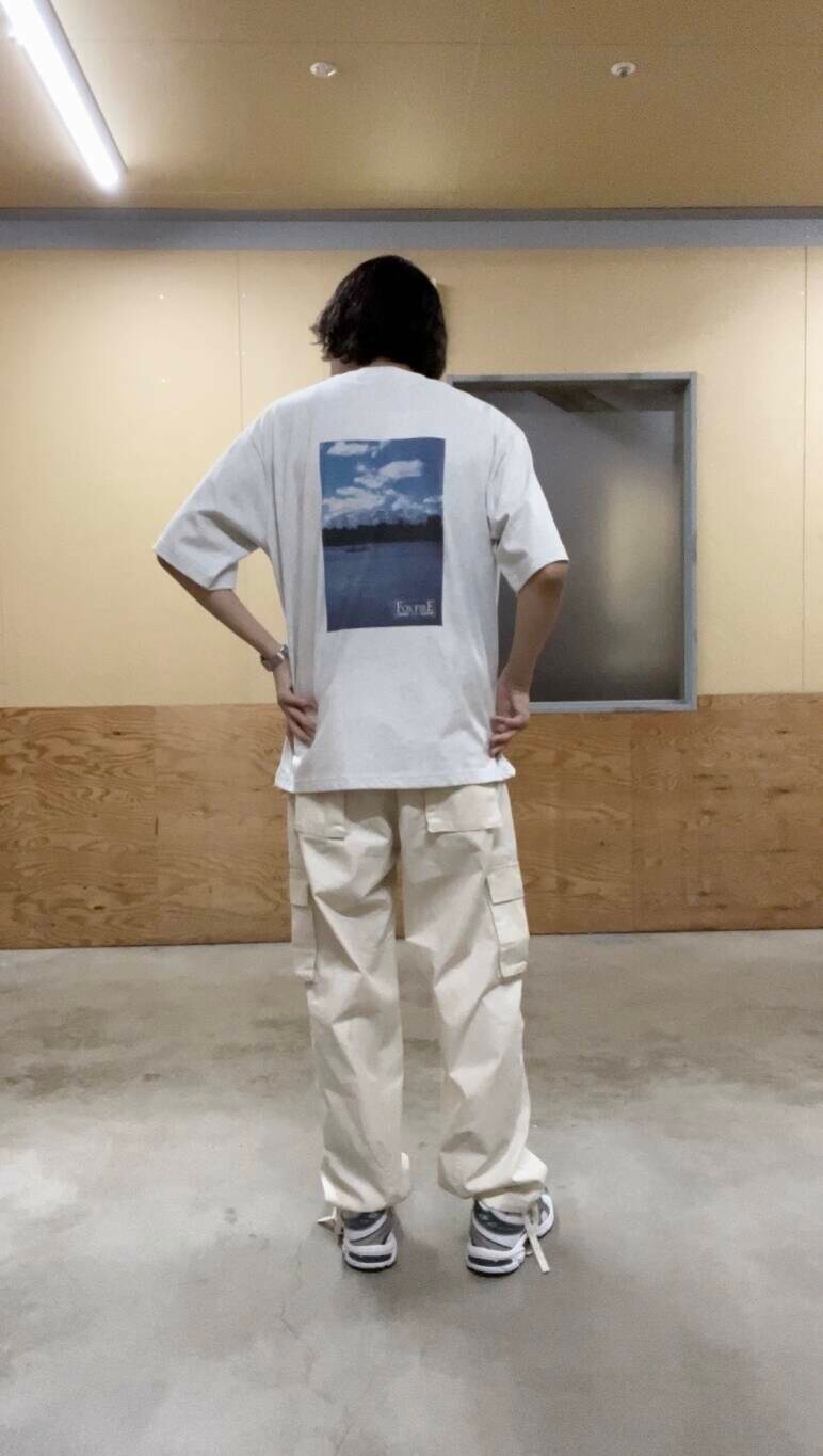 グレー系のTシャツ/カットソー、ホワイト系のスニーカー、ホワイト系のその他パンツを着用したメンズの夏コーディネートの3枚目の写真