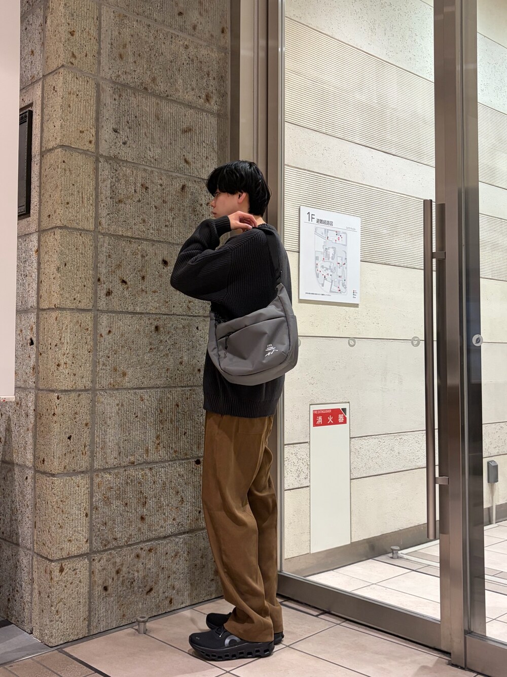 グレー系のニット/セーター、ベージュ系のその他パンツ、グレー系のショルダーバッグを着用したメンズの冬コーディネートの3枚目の写真