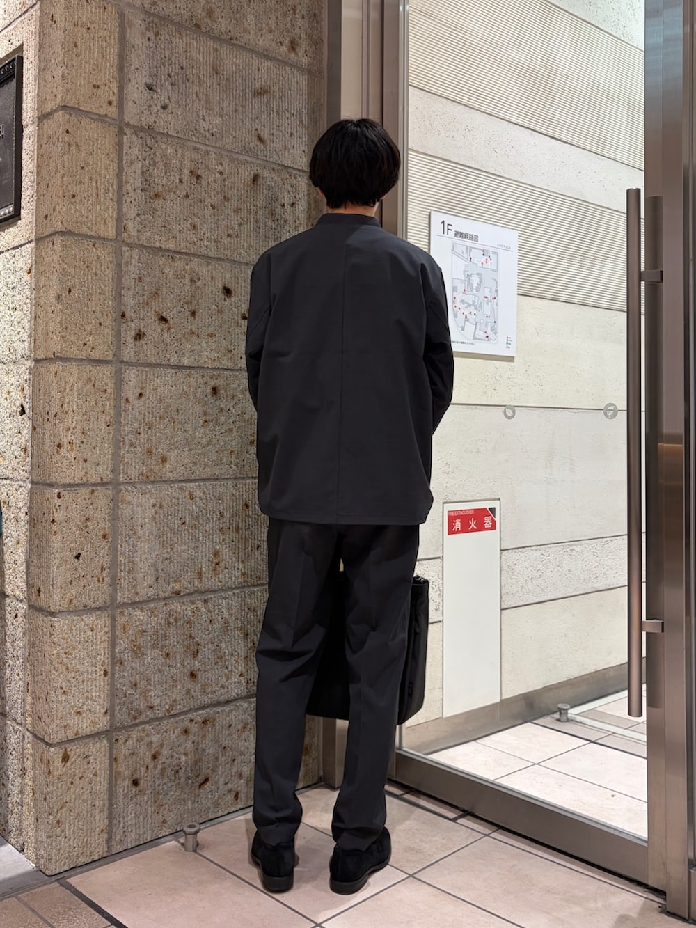 グレー系のブルゾン、ブラック系のTシャツ/カットソー、グレー系のその他パンツを着用したメンズの春コーディネートの3枚目の写真