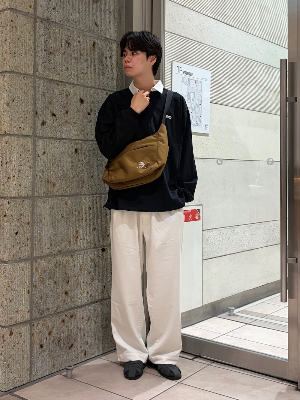 ブラウン系のショルダーバッグ、ベージュ系のその他パンツ、グレー系のTシャツ/カットソーを着用したメンズの夏コーディネートの2枚目の写真