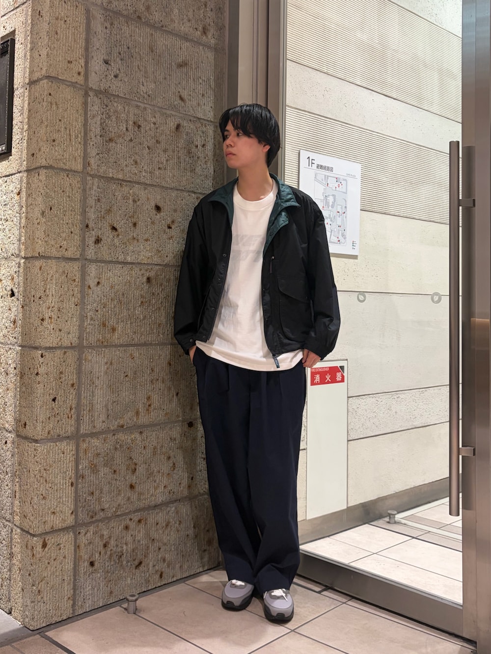 グレー系のテーラードジャケット、ホワイト系のTシャツ/カットソー、ブルー系のその他パンツを着用したメンズの春コーディネートの2枚目の写真