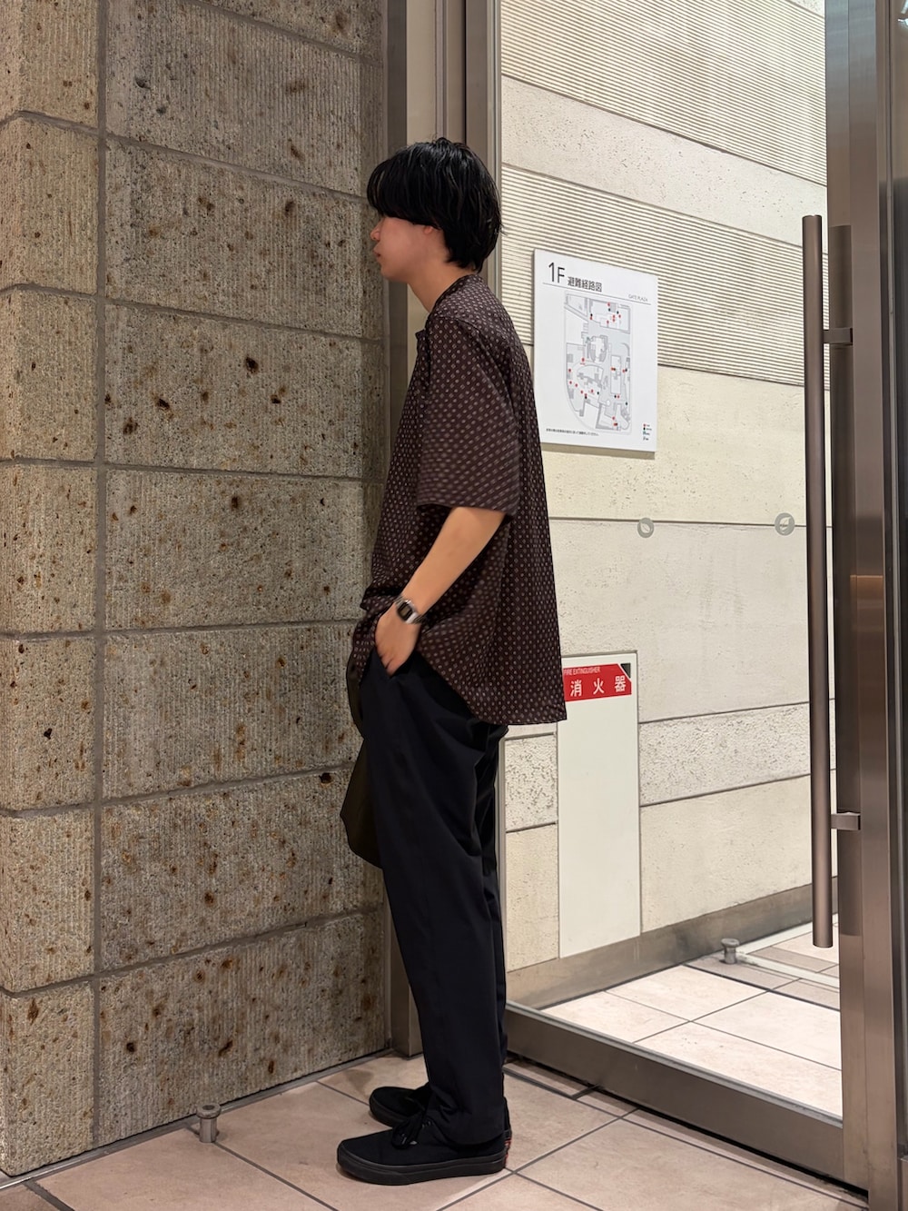 ブラック系のその他パンツ、ブラウン系のその他アウター、ブラウン系のシャツ/ブラウスを着用したメンズの春コーディネートの8枚目の写真